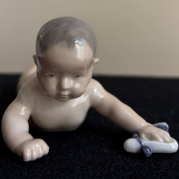 Royal Copenhagen Crawling Baby, #1739, ca.1960 - Picture 3 of 5